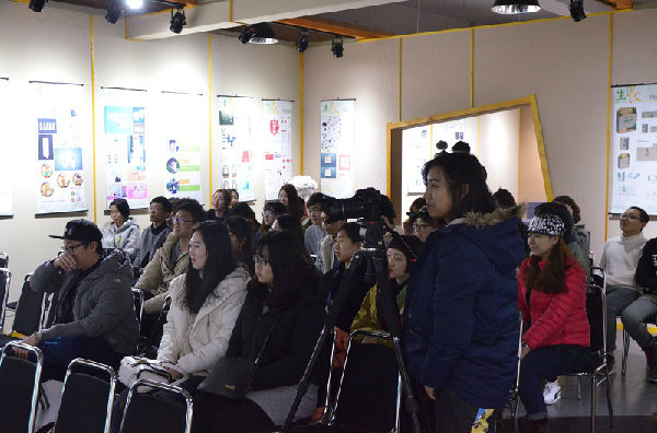 产业工作室学生整装待发.JPG