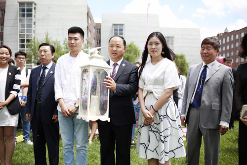 2. 毕业生向学校领导赠送风灯,寓意学校是学生的指路明灯_副本.jpg