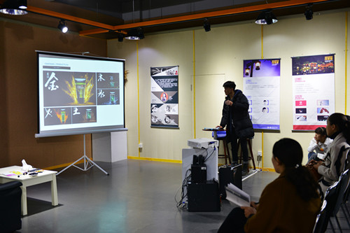 学长郑翔泽与同学们分享他完成的广告作品_副本.jpg