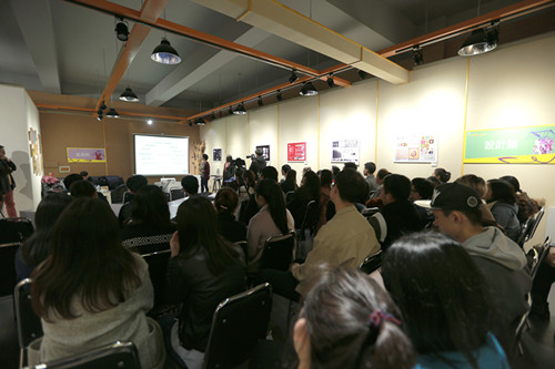 广告学院多功能展厅中企业宣讲会气氛热烈_副本.jpg