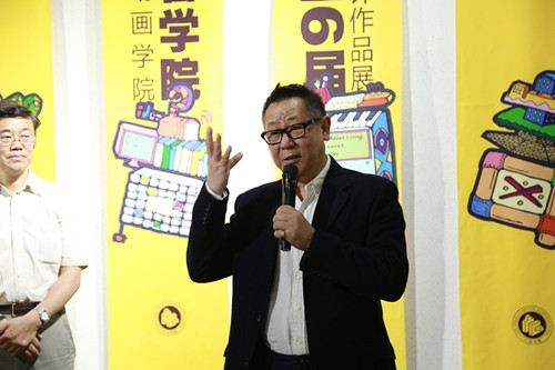 2. 胡镜泉院长主持毕业生作品展开幕式_副本.jpg