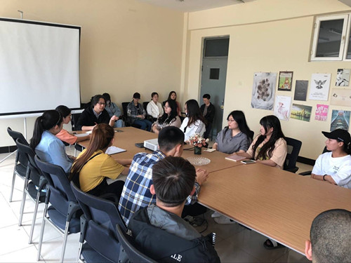 用1-2018.5.30下午2点半广告学院举行学生座谈会-B521全景1_副本.jpg