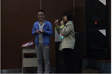 报告会现场庄教授与学生互动.jpg