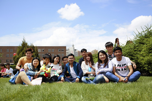 5. 毕业班教师与同学们草坪合影_副本.jpg
