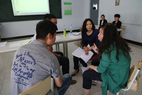 教学督导与答辩组教师共同交流答辩指导内容_副本.jpg