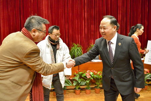 董事长郑立国为广告学院颁发荣誉_副本.jpg