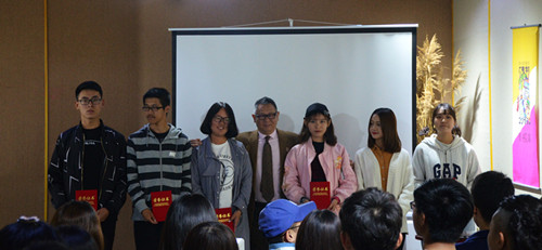 胡镜泉院长为2016级军训标兵颁发证书_副本.jpg