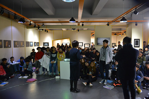 3. 伦洁莹老师与学生亲切互动_副本.jpg