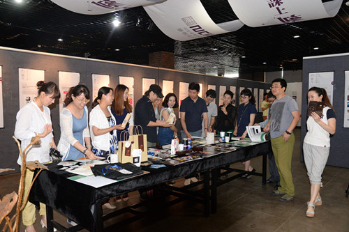 老师们交流分享毕业生的创作展品_副本.jpg