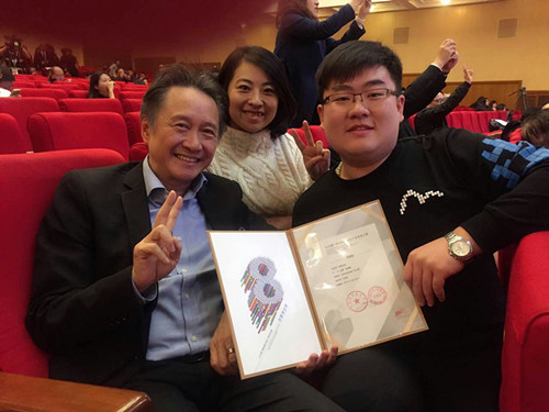5. 师生与大广赛评委广告行业专家莫康孙老师合影_副本.jpg