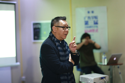 1. 广告学院胡镜泉院长主持第三届广告杰青启动仪式_副本.jpg