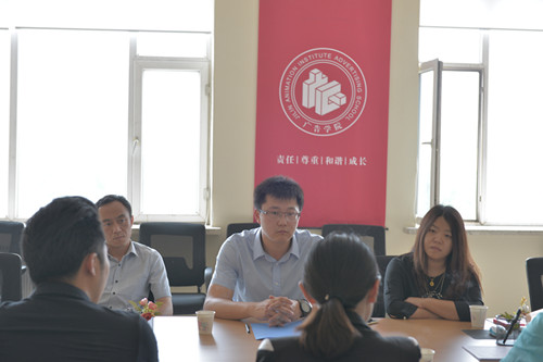 科苑社区韩杨书记一起交流大学生志愿服务工作_副本.jpg
