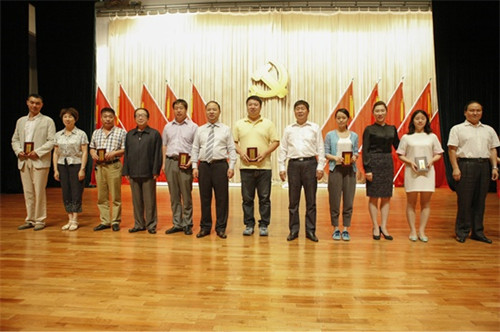 学校领导与优秀共产党员合影_副本.jpg