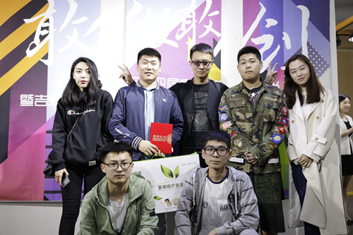 吴天赋为一等奖获奖学生颁奖_副本.jpg
