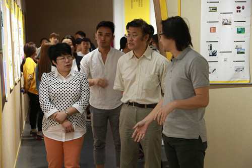 3. 谭悦主任为校领导介绍学生毕业设计作品_副本.jpg