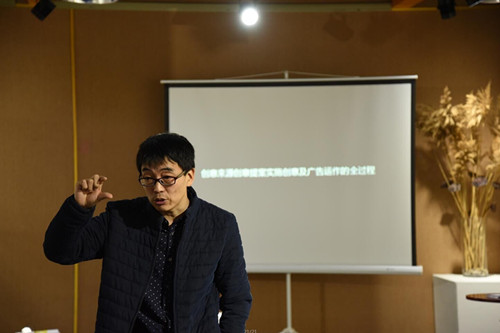 2. 社团指导老师柴洪涛指导学生提案.jpg