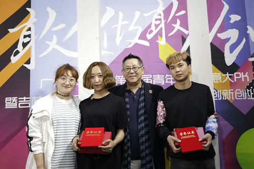 胡院长为二等奖获奖代表颁奖_副本.jpg