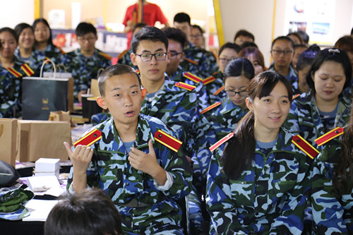 新生们热情提问,勾勒梦想的大学_副本.jpg