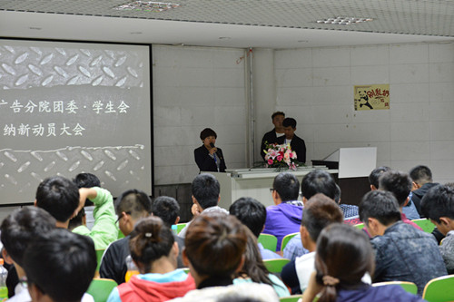 学工办主任李凤娟主持分院学生组织纳新宣传_副本.jpg