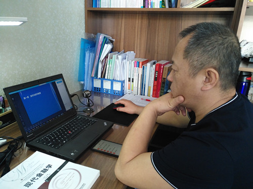 杨振凯备课.jpg