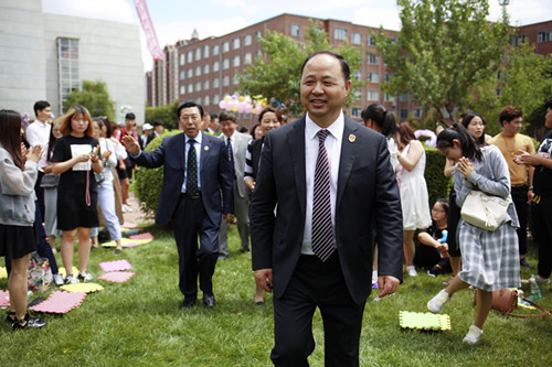 1. 董事长郑立国与学校领导来到师生之间_副本.jpg