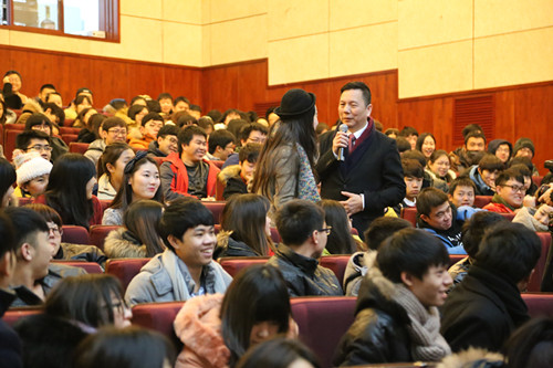 主持人林展贤老师与现场学生互动_副本.jpg