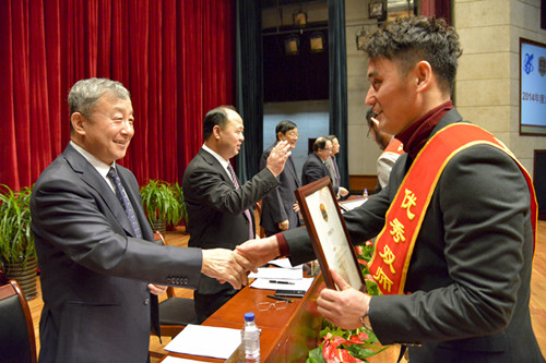 学院领导为优秀“双师型”教师颁发证书_副本.jpg