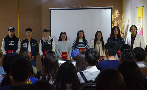 院长助理谭悦为第十届校运会“运动之星”颁奖_副本.jpg