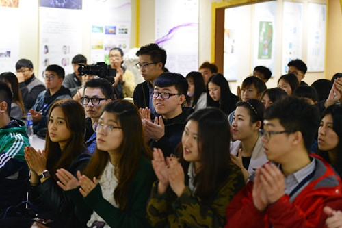 同学们专注交流_副本.jpg