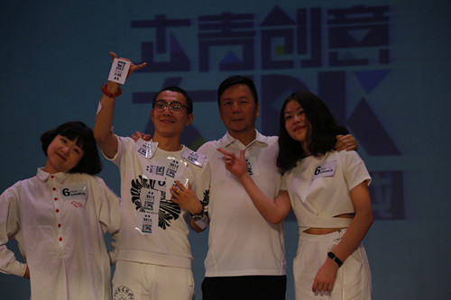 评审主席与获得最佳人气奖FN团队合影_副本.jpg