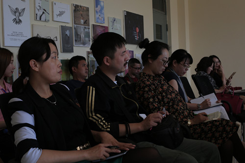 广告学院教师认真聆听专家观点_副本.jpg