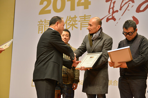 永利官网入口董事长郑立国向2014龙玺杰青评审主席梁伟丰颁发客座教授聘书_副本.jpg