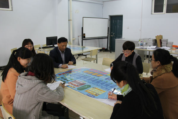 老师们在进行学术讨论