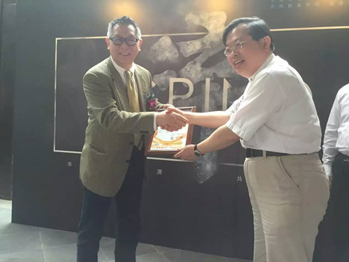 中国文化大学罗文坤主任感谢胡镜泉院长台湾观展_副本.jpg