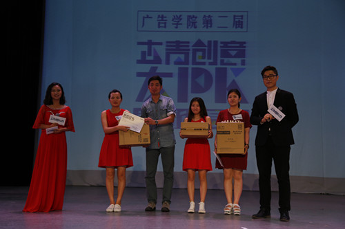 院长助理安春城老师为获奖团队颁奖_副本.jpg