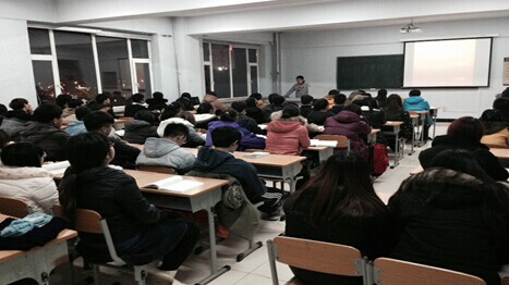 同学们认真聆听宣讲会