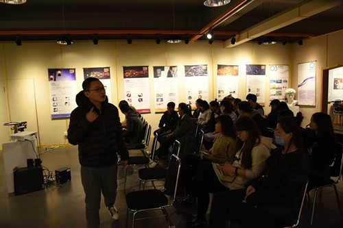 3. FN社团发起人14级胡锡铭与社团成员愉快交流.jpg